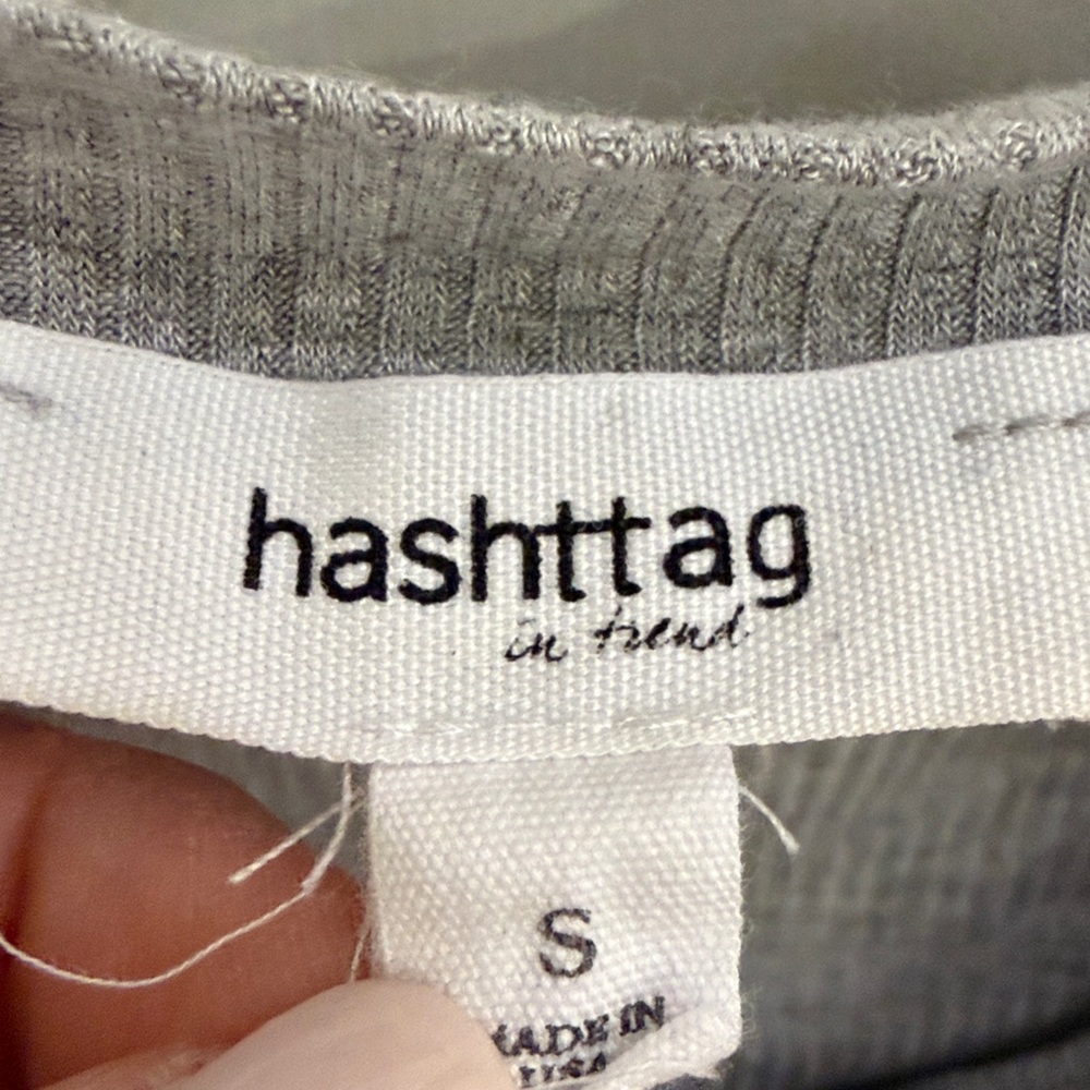 Gray Ribbed V-Neck Crop Top. Size small - Picture 2 of 3